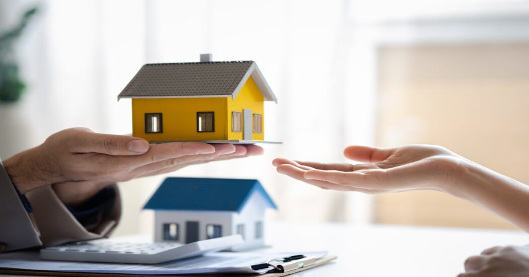 real-estate-agents-explain-models-housing-estates-projects-elaborate-clients-explaining-presenting-information-about-homes-purchasing-loans-real-estate-trading-concept (1)-min